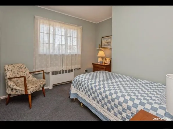 30 Hedgerow Ln, Commack, NY 11725