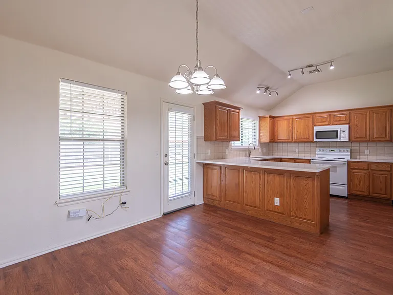 17405 Bronze Ln — Photo 7