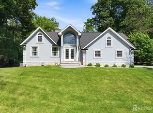 6 Whitewood Rd, Edison, NJ 08820