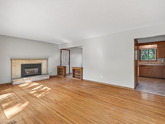 3rd image of 1765 Garland Ln N
