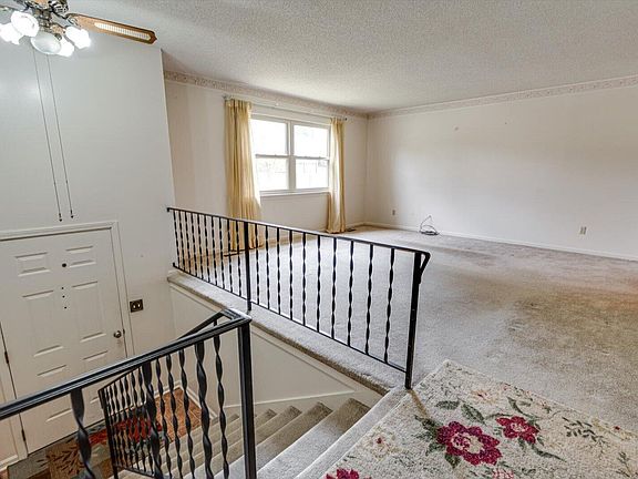 5th image of 276 E Sharon Cir
