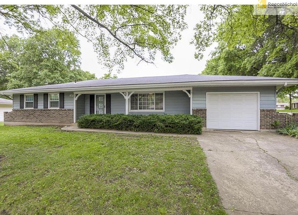 Relaxing front porch welcomes you!