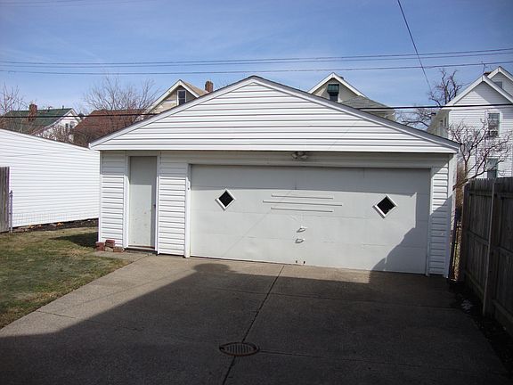 BIG 2 1/2 car garage