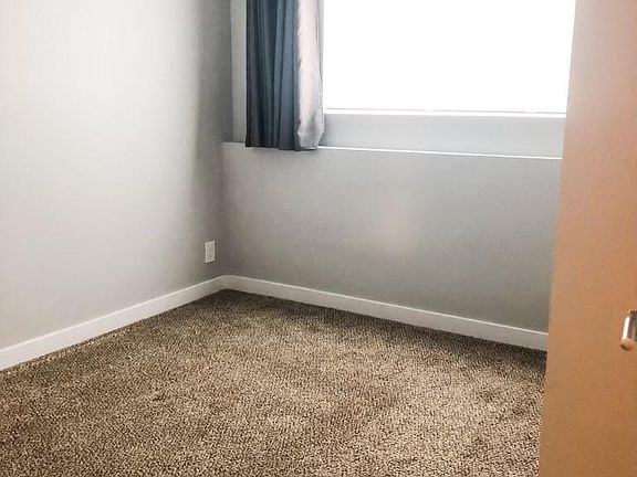 Well-lit office / bedroom with closet