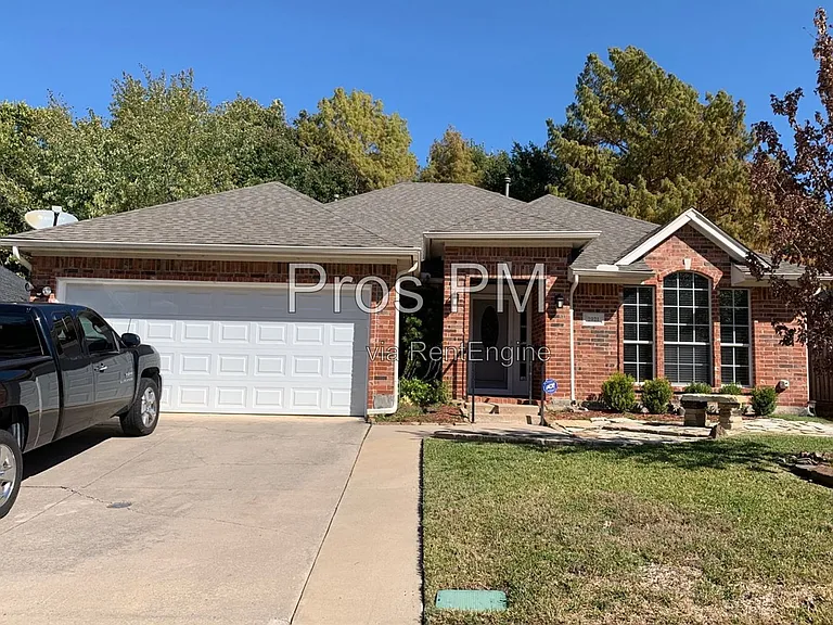 2921 Meadow Glen Dr — Photo 1