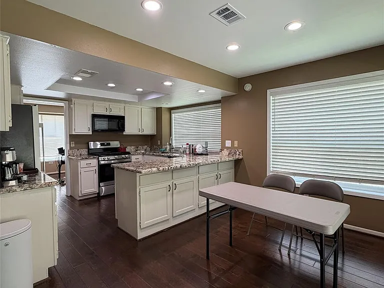 2211 Brook View Ln — Photo 4