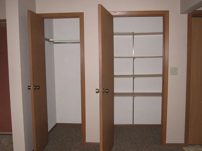 325 W 9th St #B — Photo 13
