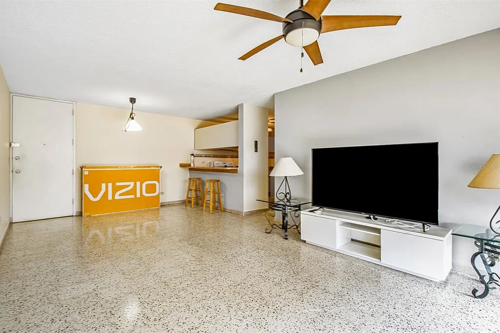 3 bed, 2.0 bath, 900 sqft, $1,300 — Photo 4