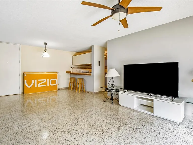 Cond. Laguna Gardens II 2 Ave. Laguna #9A — Photo 4