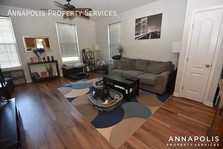 807 Croggan Cres — Photo 4