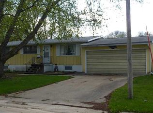 1506 Rainbow Dr, Belle Plaine, IA 52208