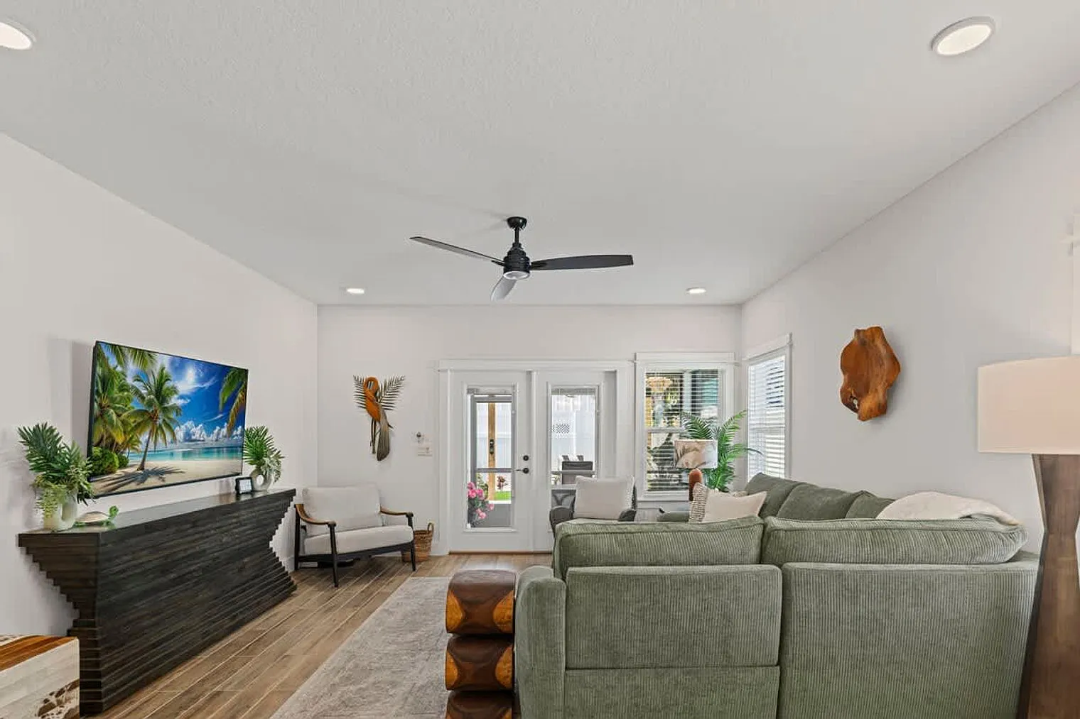 3 bed, 2.0 bath, 1894 sqft, $4,781 — Photo 2