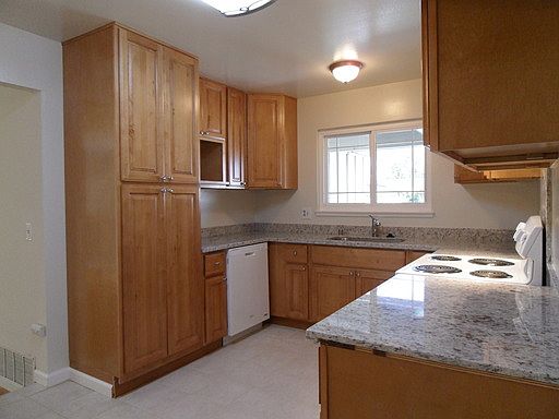 4th image of 788 Regent Park Dr