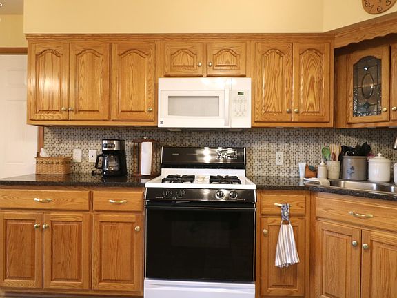 4th image of 25 Chippewa Dr