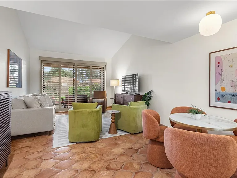 44 Malaga Dr — Photo 13