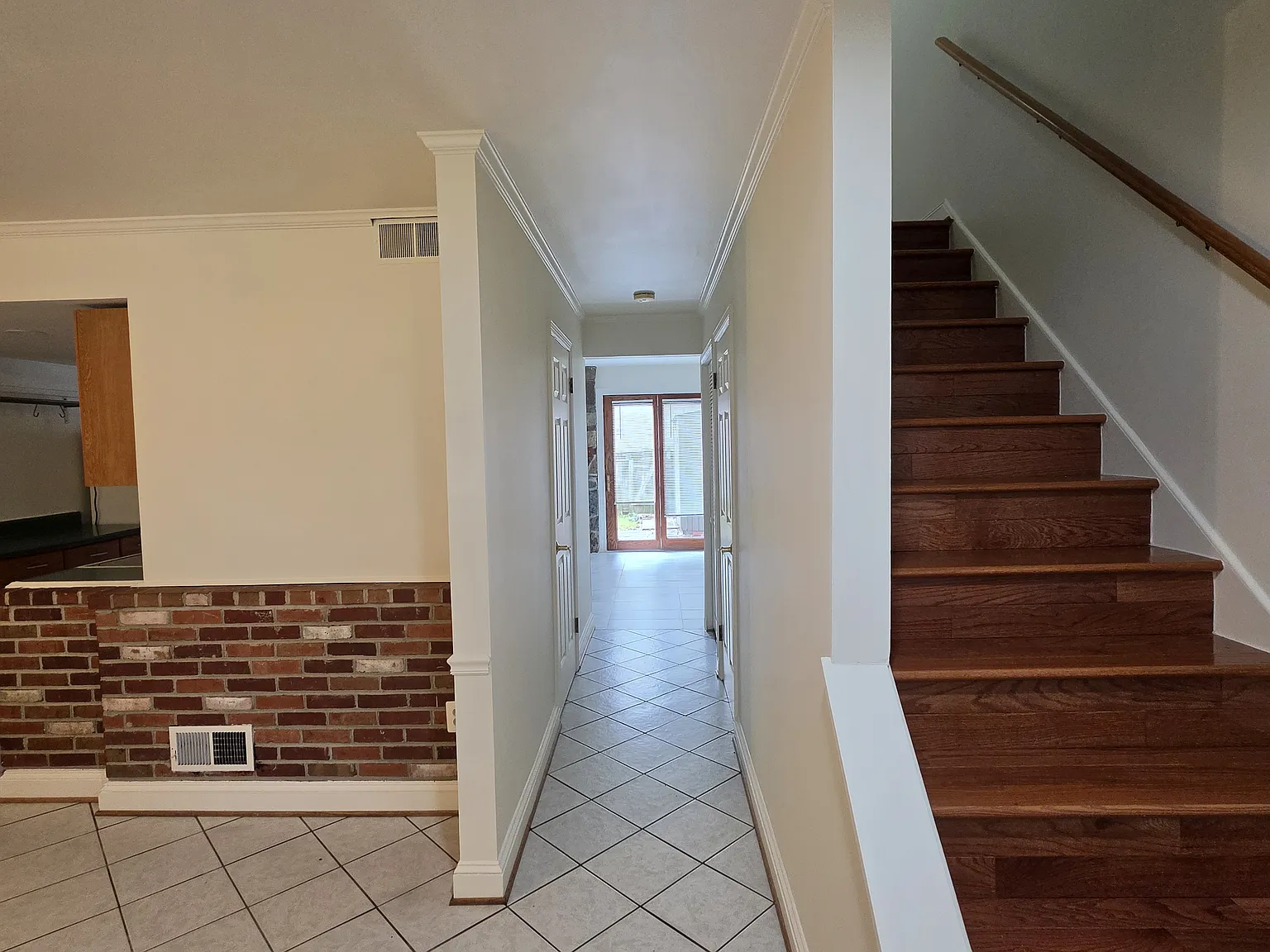 3 bed, 1.5 bath, 1320 sqft, $2,300 — Photo 4