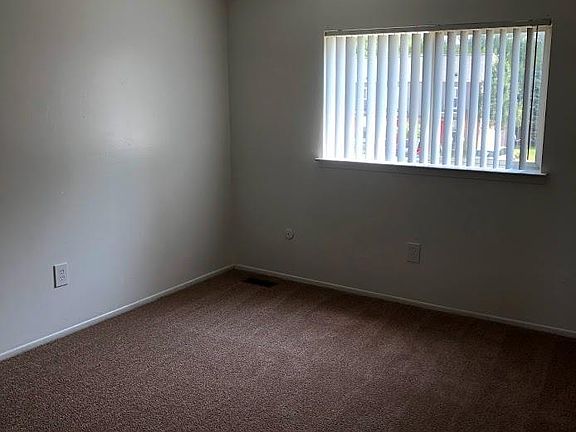 4th image of 561 Villa Dr