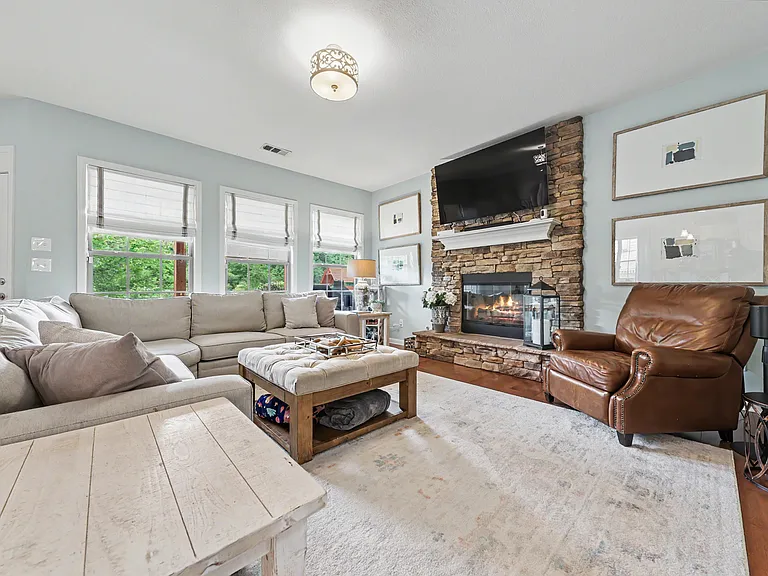1147 Looking Glass Ln — Photo 32