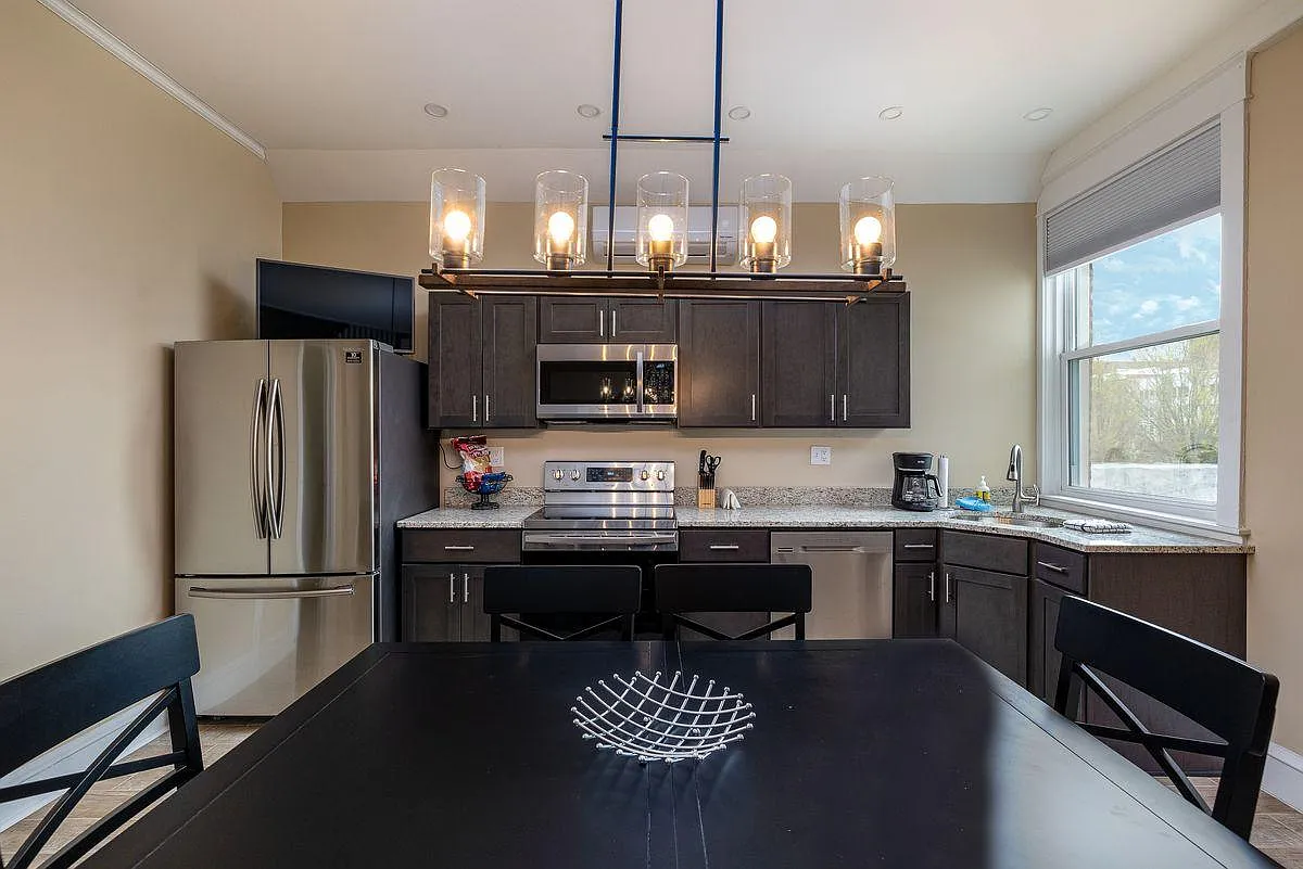 5 bed, 2500 sqft, $3,500 — Photo 3