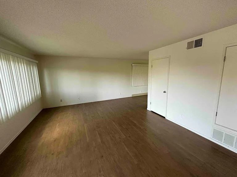 2819 Derby St — Photo 8