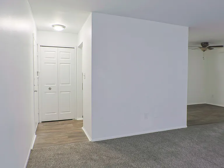 Franklin Square Apartments — Photo 11