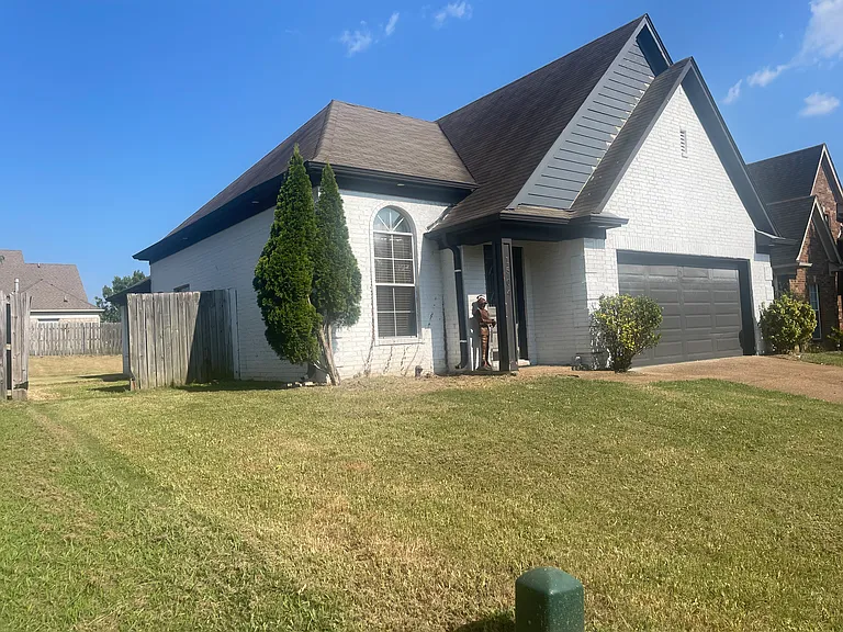 1504 Pemberton Ln — Photo 2