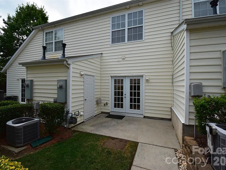 1077 Woodglen Ln — Photo 16