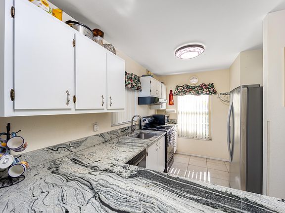 5th image of 1427 SE Larkwood Circle