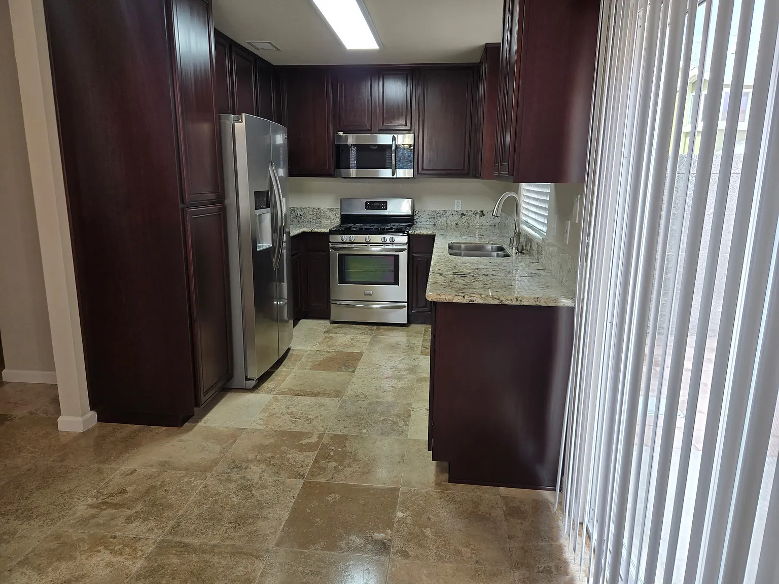 3 bed, 2.5 bath, 1350 sqft, $3,450 — Photo 2