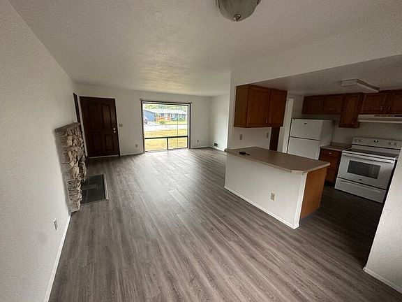3rd image of 1225 32nd St SE