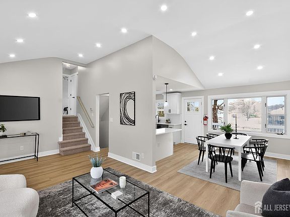 4th image of 109 Lafayette Rd