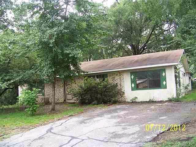 2nd image of 121 Roe St