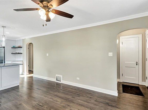 5th image of 9812 S Artesian Ave