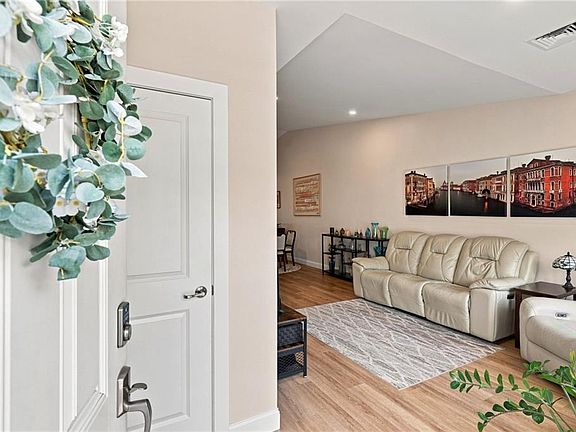 5th image of 6 W Valley Cir