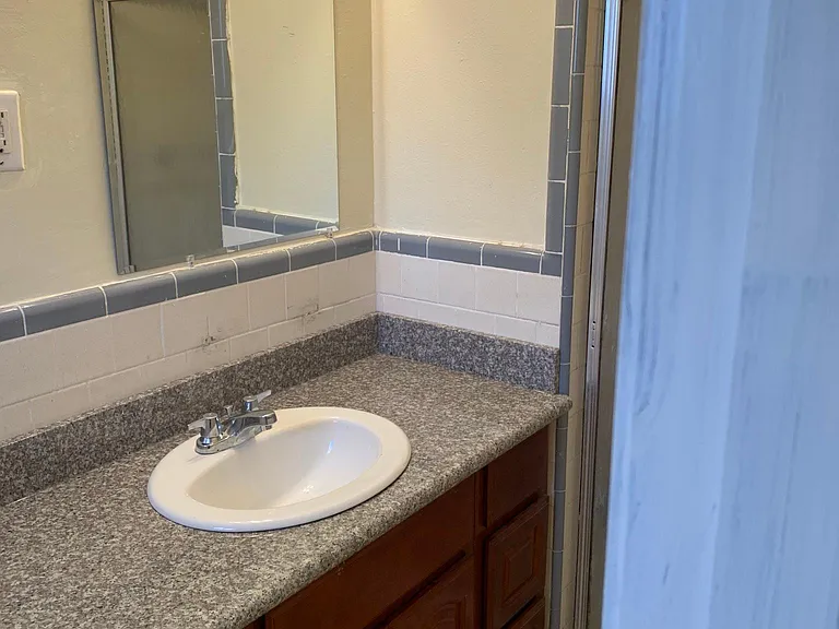 1136 Homestead Ave — Photo 10