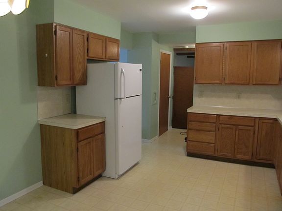 Large kitchen w/eating area