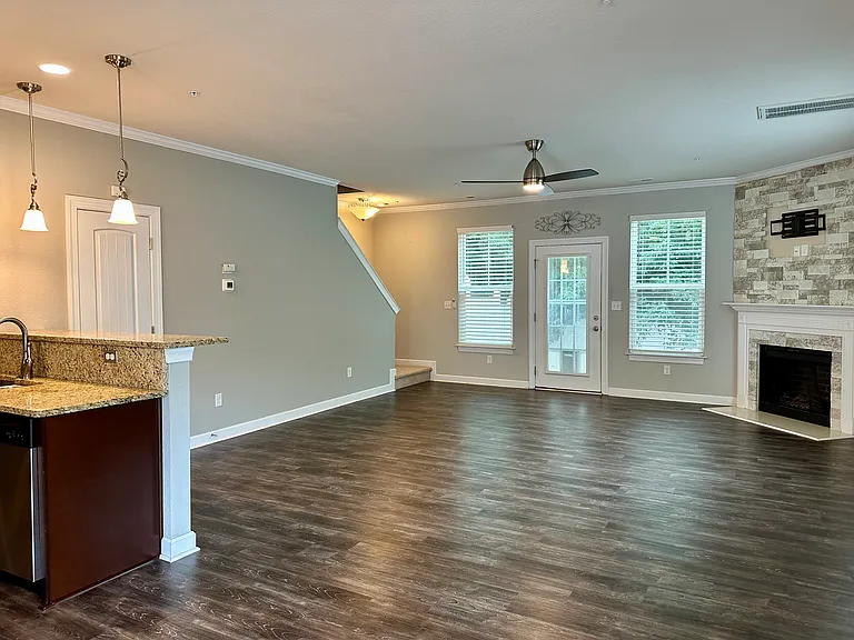 700 Albertine Ct — Photo 4