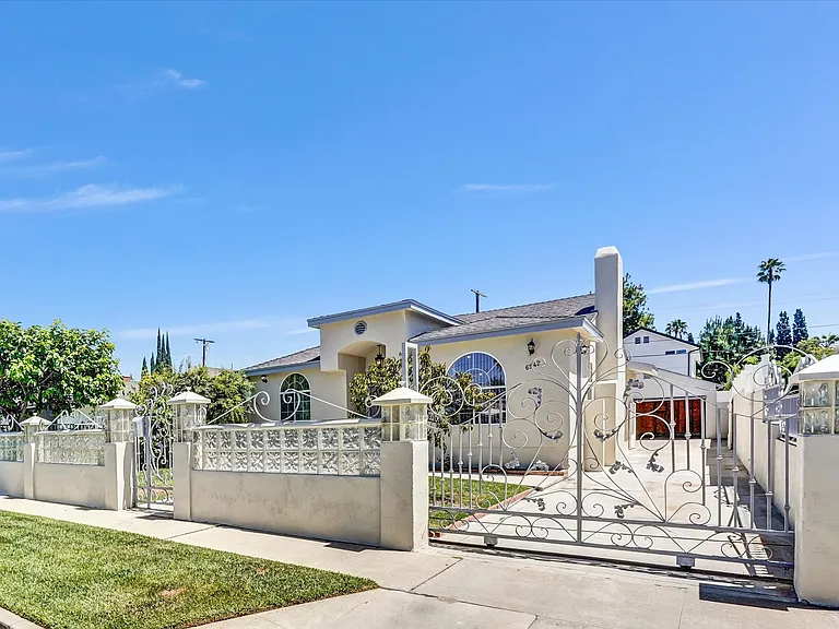 6942 Alcove Ave — Photo 2