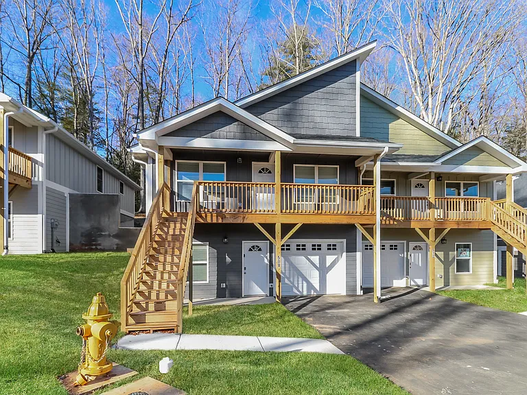 440 Little Sycamore Ln — Photo 1