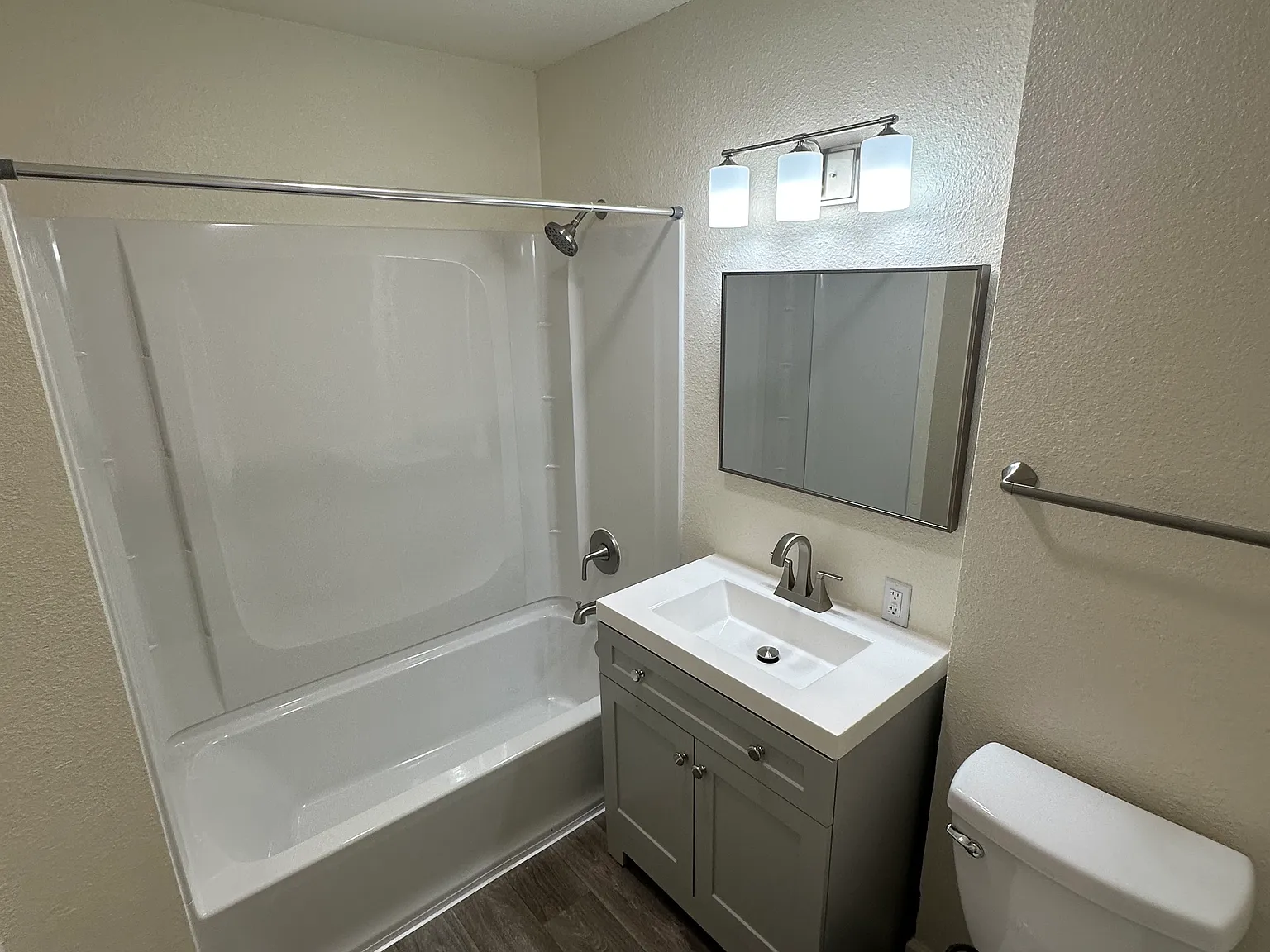 3 bed, 1338 sqft, $2,400 — Photo 2