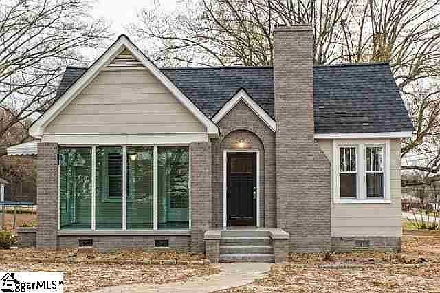 1st image of 300 E Hillcrest Dr