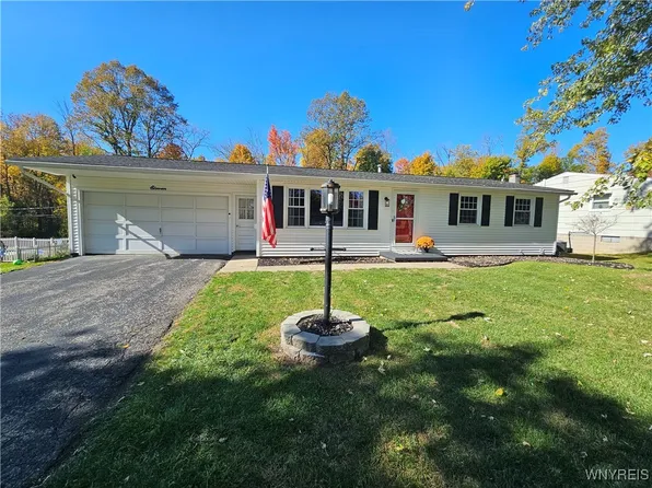 11 Galley Hill Ln, Fairport, NY 14450