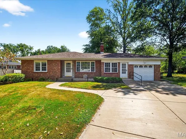 24 Valley Dr, Florissant, MO 63031