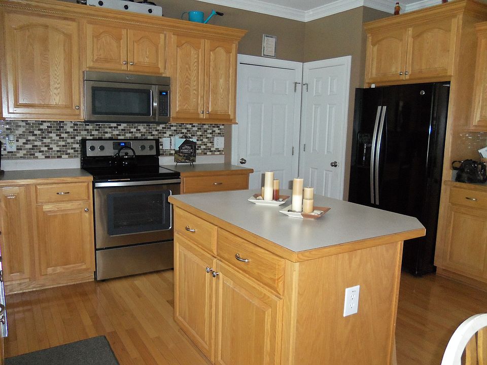 Kitchen w/New SS appliances