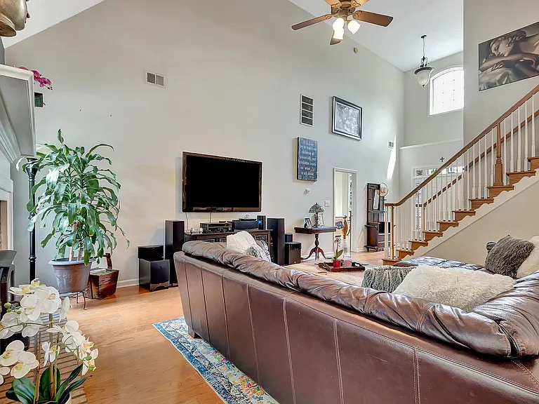 374 Persimmon Dr — Photo 15