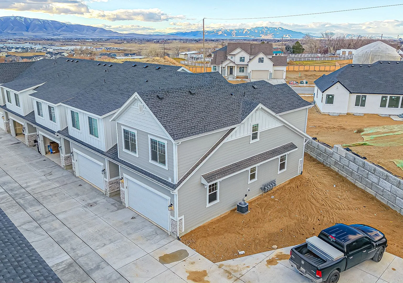 Stunning End Unit Townhome in the Juniper Ridge Subdivision Spanish Fork — Photo 2