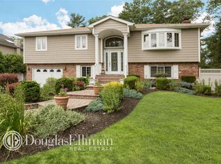 39 Woods End Rd N, Dix Hills, NY 11746