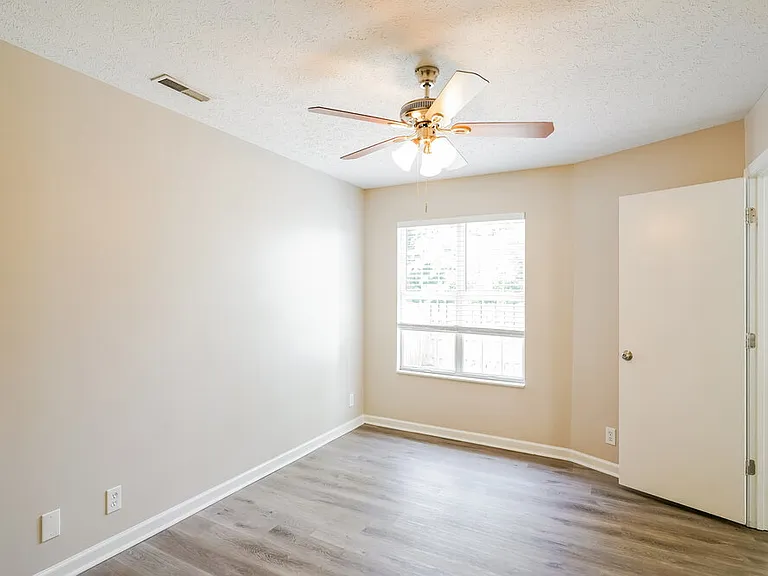 1208 Wembley Dr — Photo 10