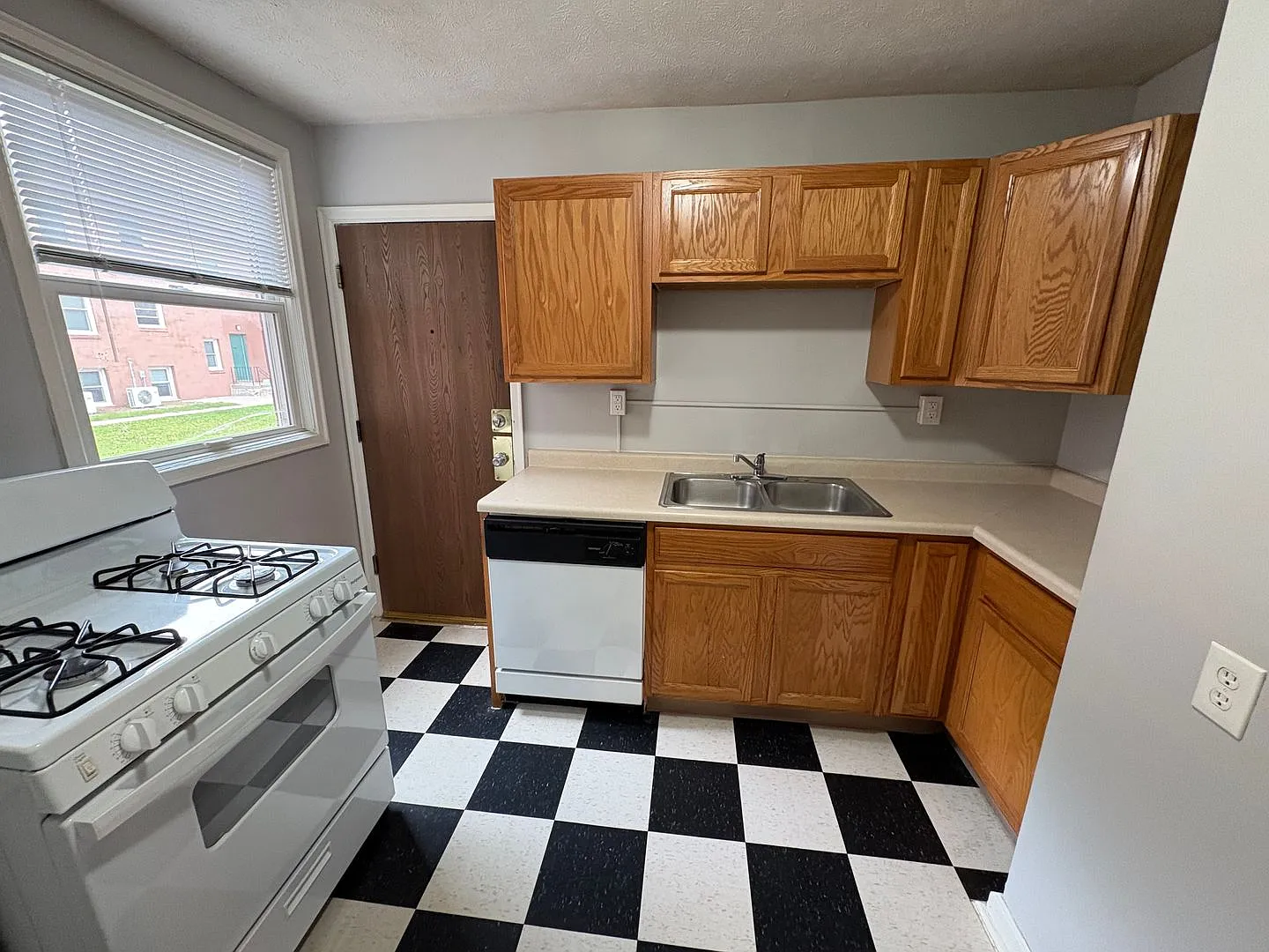 Hillside Court Apartments (304 N. 31st St) — Photo 3
