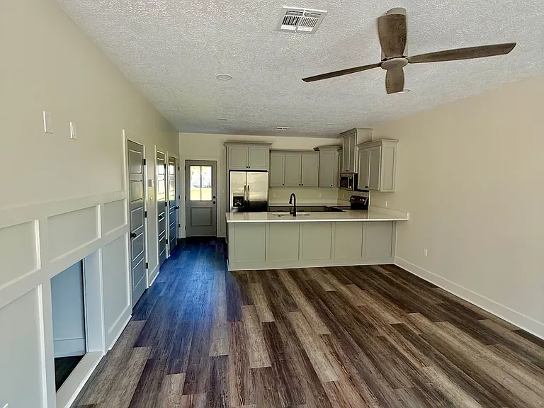 221 W Sallier St #2 — Photo 4